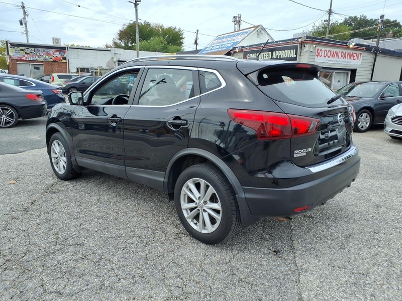 Nissan Rogue Sport Vehicle Full-screen Gallery Image 06