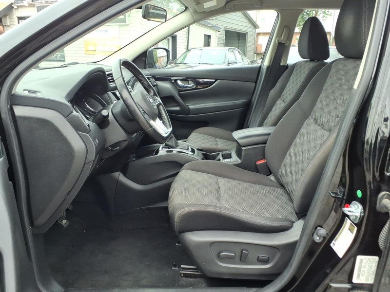 Nissan Rogue Sport Vehicle Full-screen Gallery Image 08