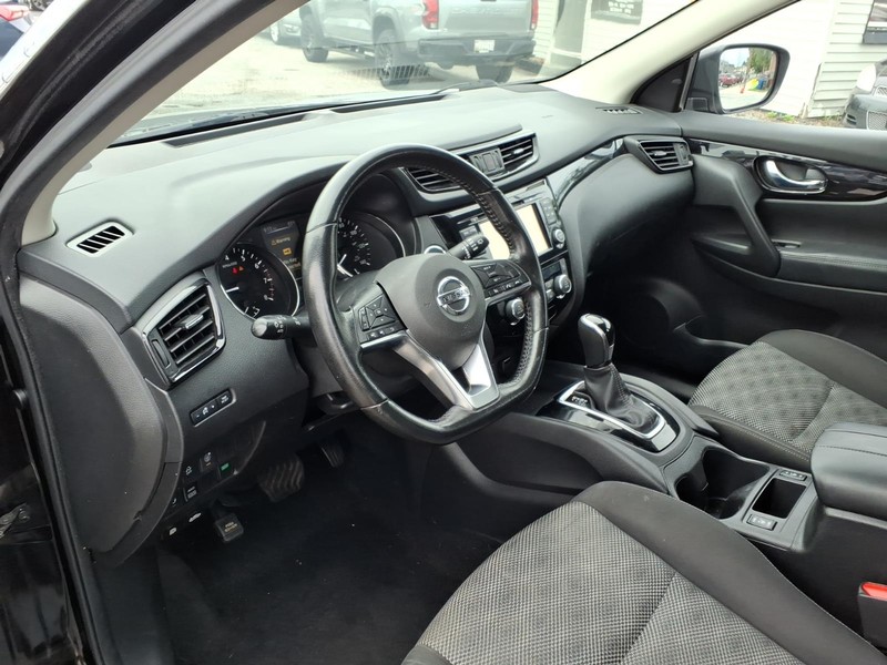 Nissan Rogue Sport Vehicle Full-screen Gallery Image 09