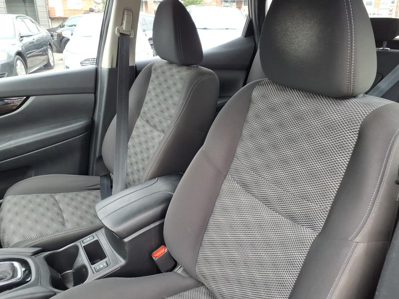Nissan Rogue Sport Vehicle Full-screen Gallery Image 10