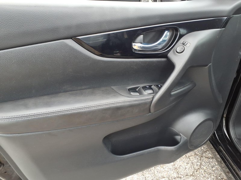 Nissan Rogue Sport Vehicle Full-screen Gallery Image 11