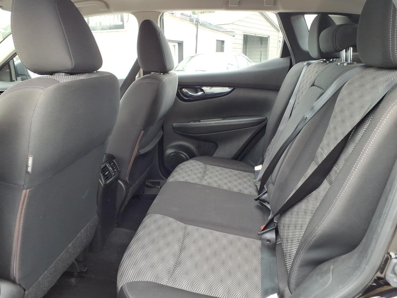 Nissan Rogue Sport Vehicle Full-screen Gallery Image 12