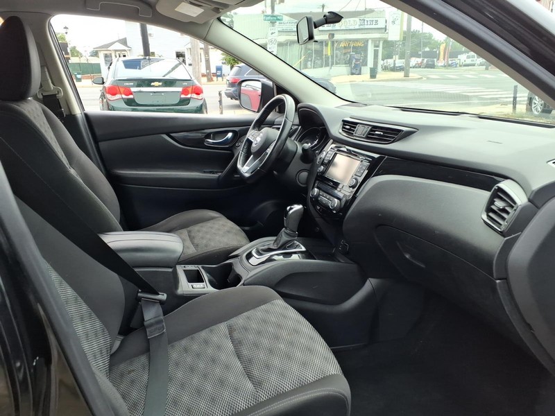 Nissan Rogue Sport Vehicle Full-screen Gallery Image 14