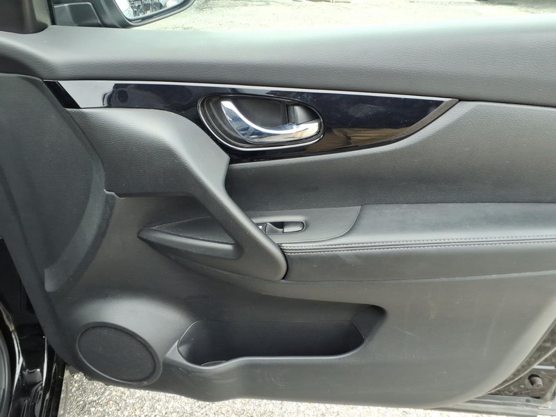 Nissan Rogue Sport Vehicle Full-screen Gallery Image 15