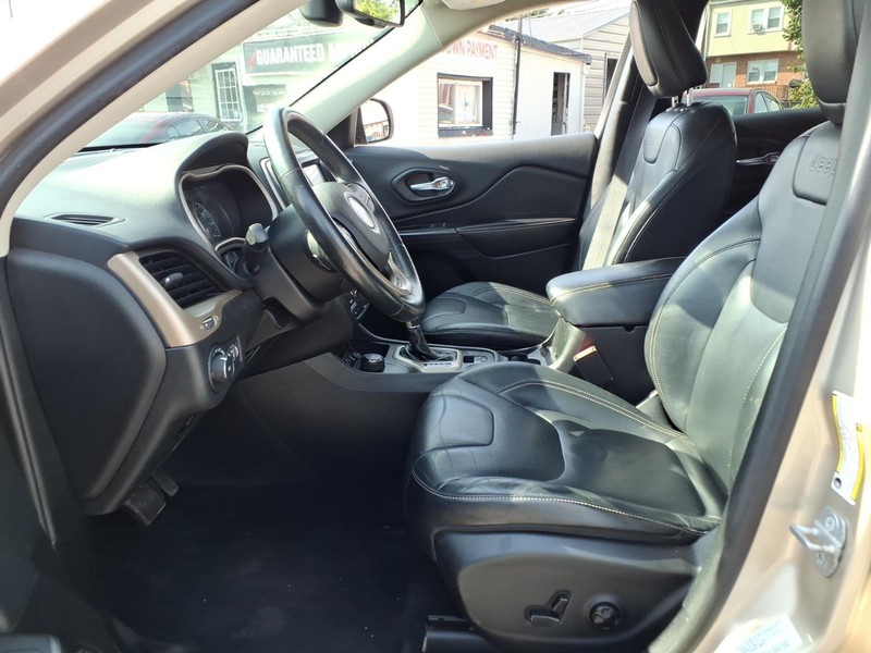 Jeep Cherokee Vehicle Full-screen Gallery Image 09