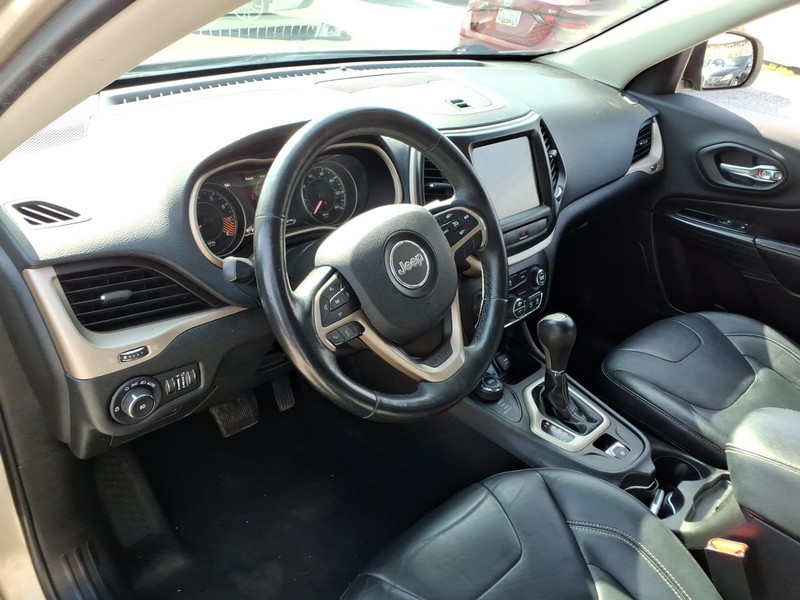 Jeep Cherokee Vehicle Full-screen Gallery Image 10