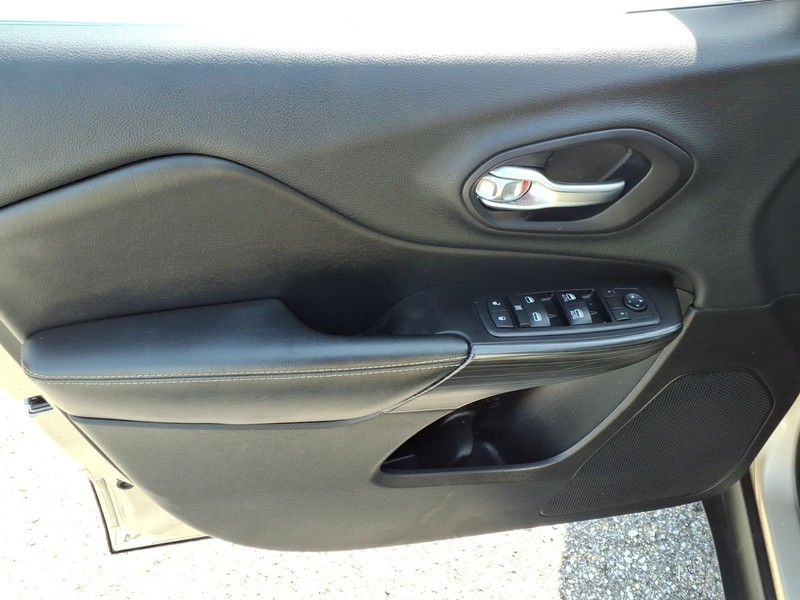 Jeep Cherokee Vehicle Full-screen Gallery Image 12