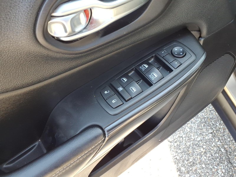 Jeep Cherokee Vehicle Full-screen Gallery Image 13
