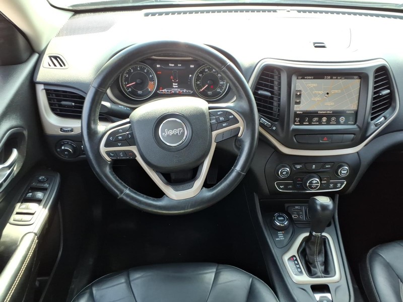 Jeep Cherokee Vehicle Full-screen Gallery Image 15