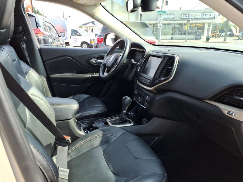 Jeep Cherokee Vehicle Full-screen Gallery Image 18