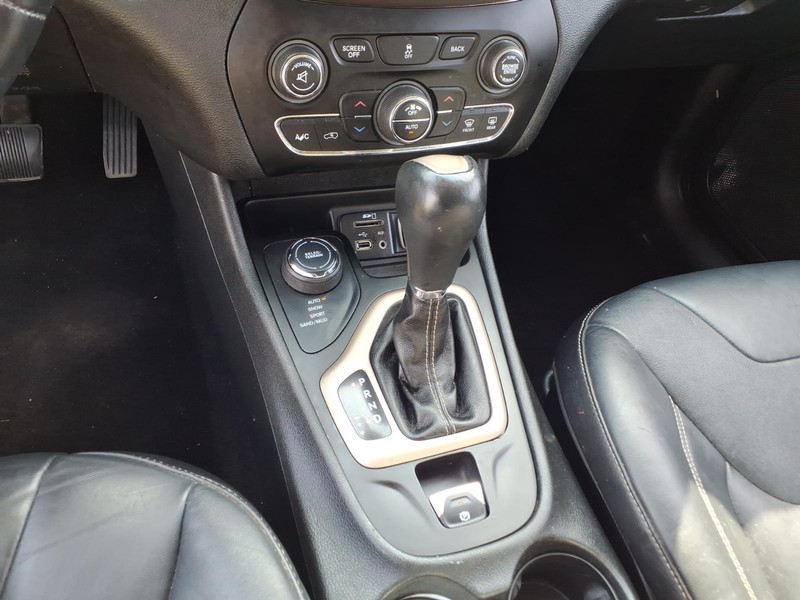 Jeep Cherokee Vehicle Full-screen Gallery Image 22
