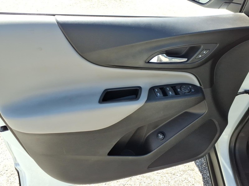 Chevrolet Equinox Vehicle Full-screen Gallery Image 11