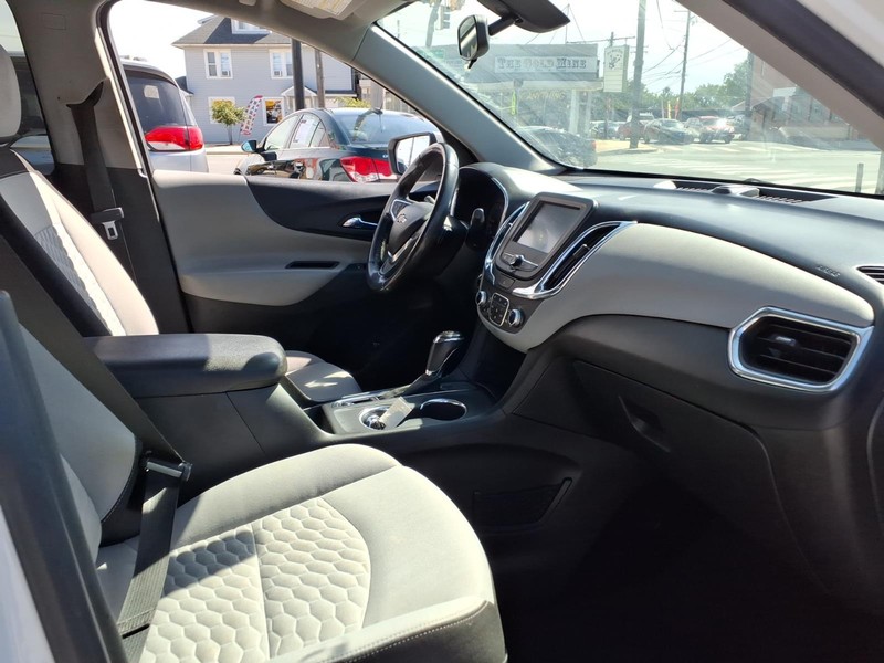 Chevrolet Equinox Vehicle Full-screen Gallery Image 14