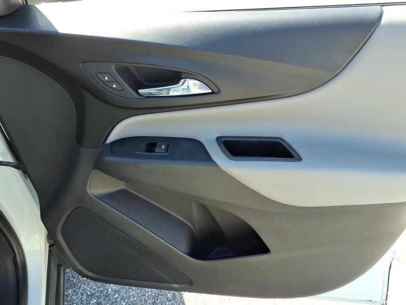 Chevrolet Equinox Vehicle Full-screen Gallery Image 15