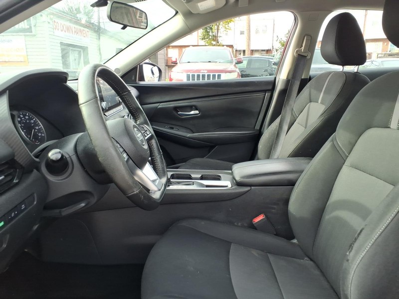 Nissan Sentra Vehicle Full-screen Gallery Image 09
