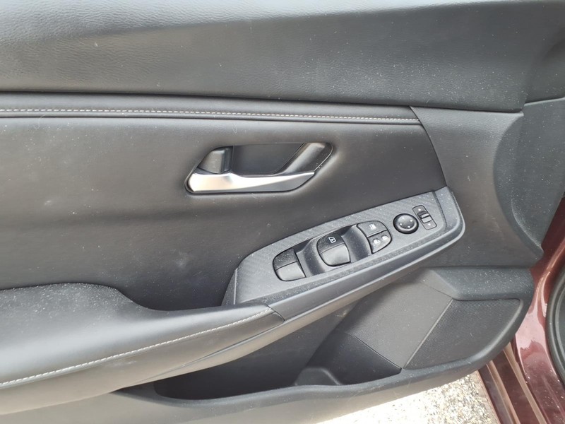 Nissan Sentra Vehicle Full-screen Gallery Image 10
