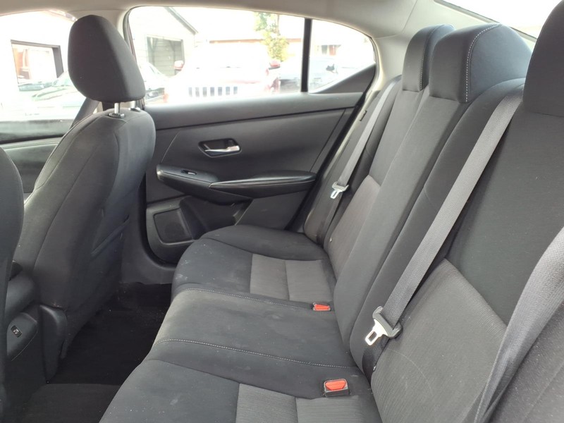Nissan Sentra Vehicle Full-screen Gallery Image 12