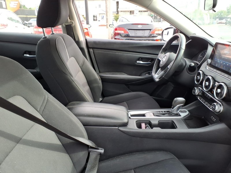 Nissan Sentra Vehicle Full-screen Gallery Image 13