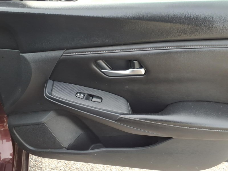 Nissan Sentra Vehicle Full-screen Gallery Image 14
