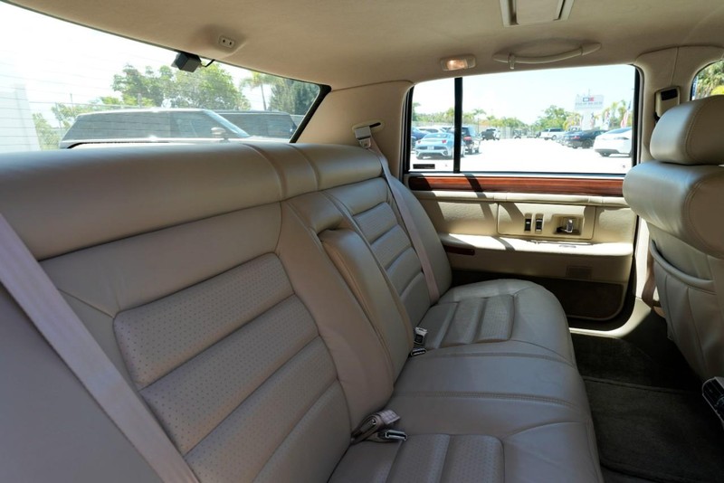Cadillac Concours Vehicle Image 32