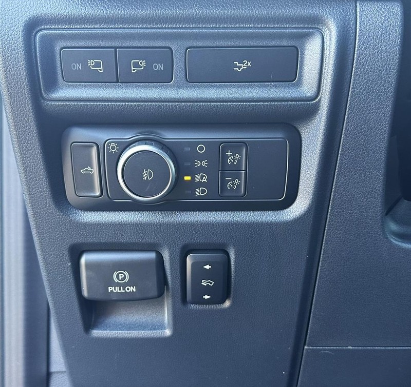 Ford F-150 Vehicle Full-screen Gallery Image 09