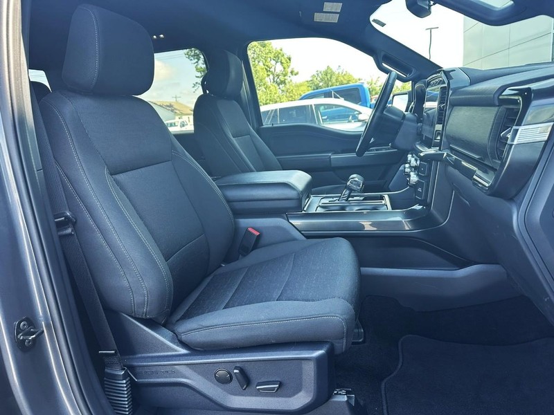 Ford F-150 Vehicle Full-screen Gallery Image 11