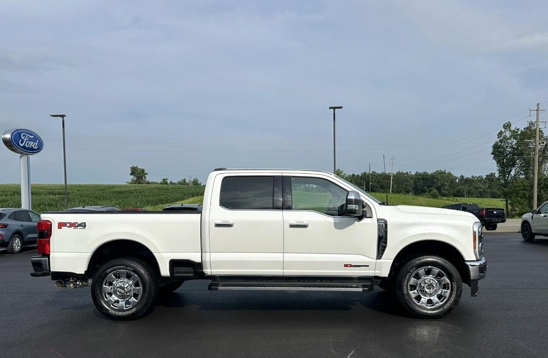 Ford Super Duty F-250 SRW Vehicle Full-screen Gallery Image 02