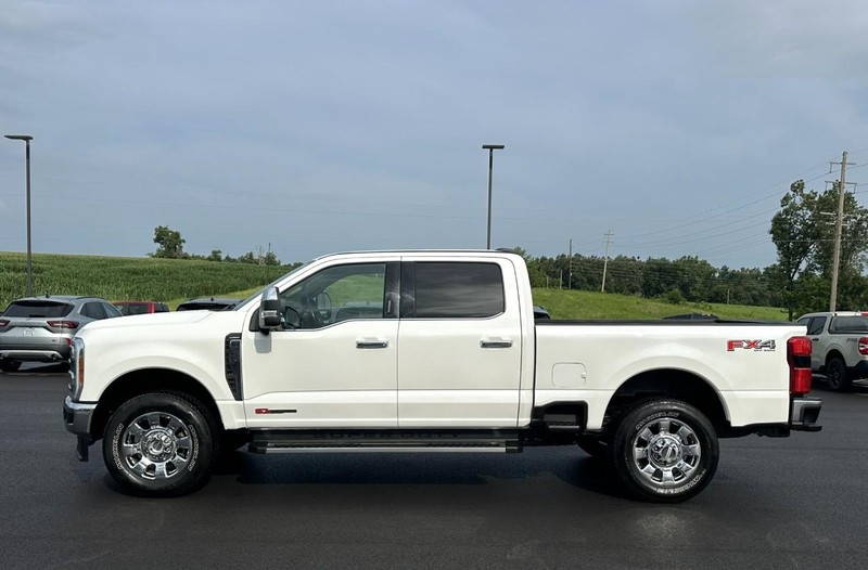 Ford Super Duty F-250 SRW Vehicle Full-screen Gallery Image 05
