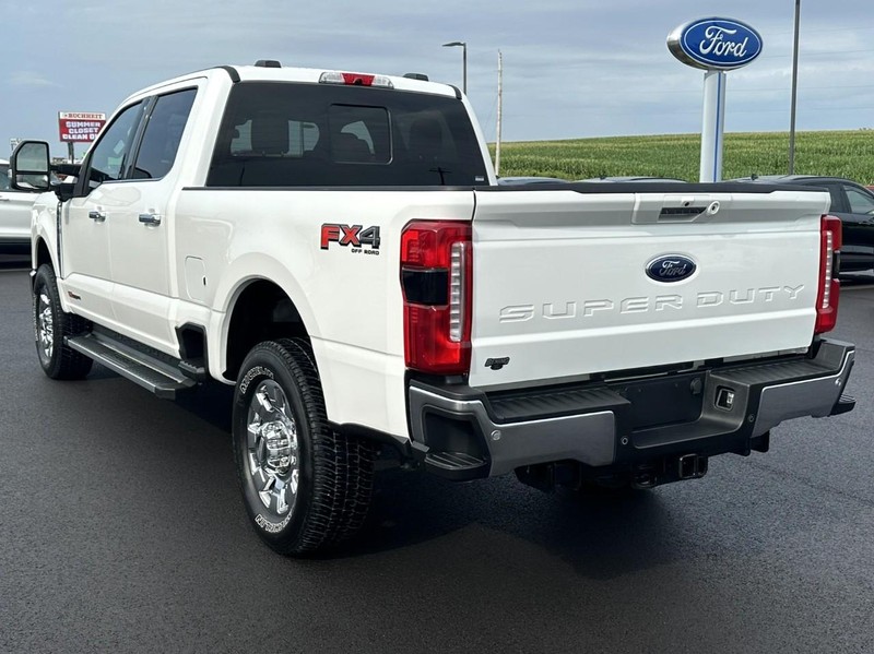 Ford Super Duty F-250 SRW Vehicle Full-screen Gallery Image 06
