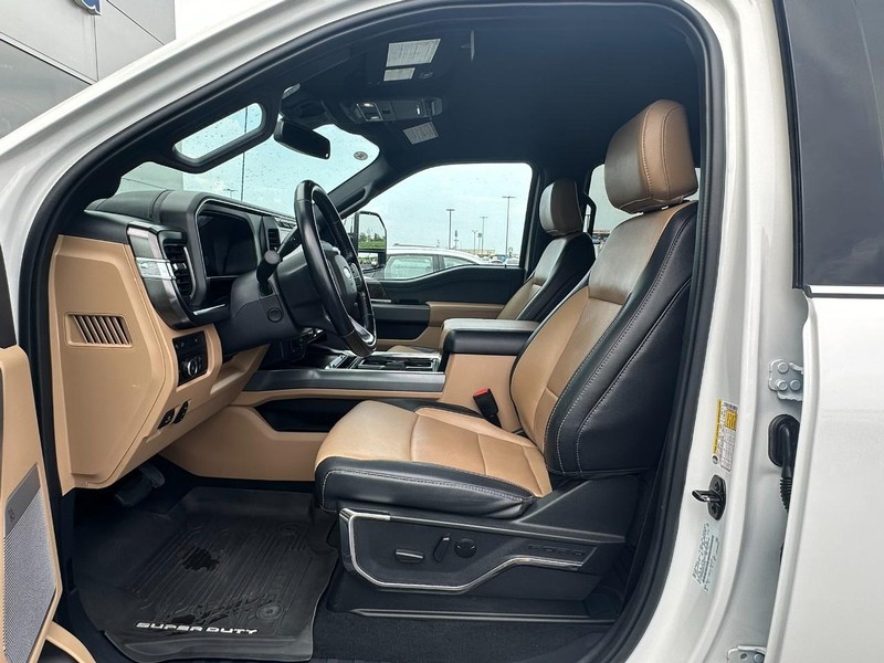 Ford Super Duty F-250 SRW Vehicle Full-screen Gallery Image 08