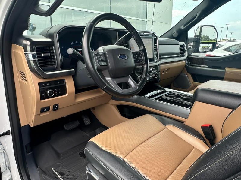 Ford Super Duty F-250 SRW Vehicle Full-screen Gallery Image 10