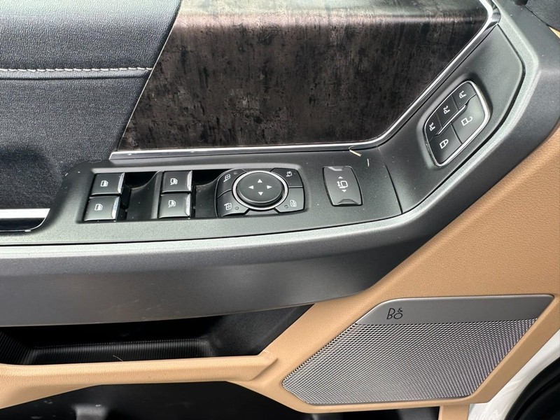 Ford Super Duty F-250 SRW Vehicle Full-screen Gallery Image 11