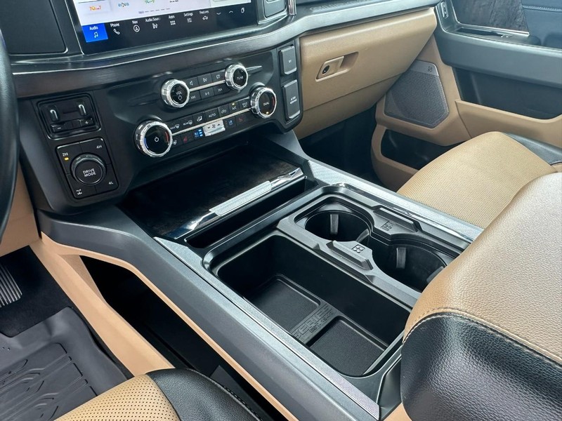 Ford Super Duty F-250 SRW Vehicle Full-screen Gallery Image 12