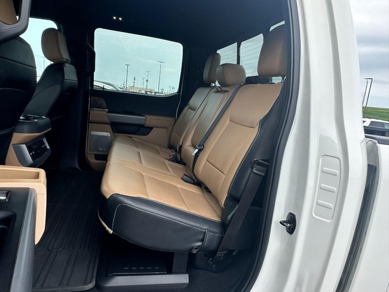 Ford Super Duty F-250 SRW Vehicle Full-screen Gallery Image 13