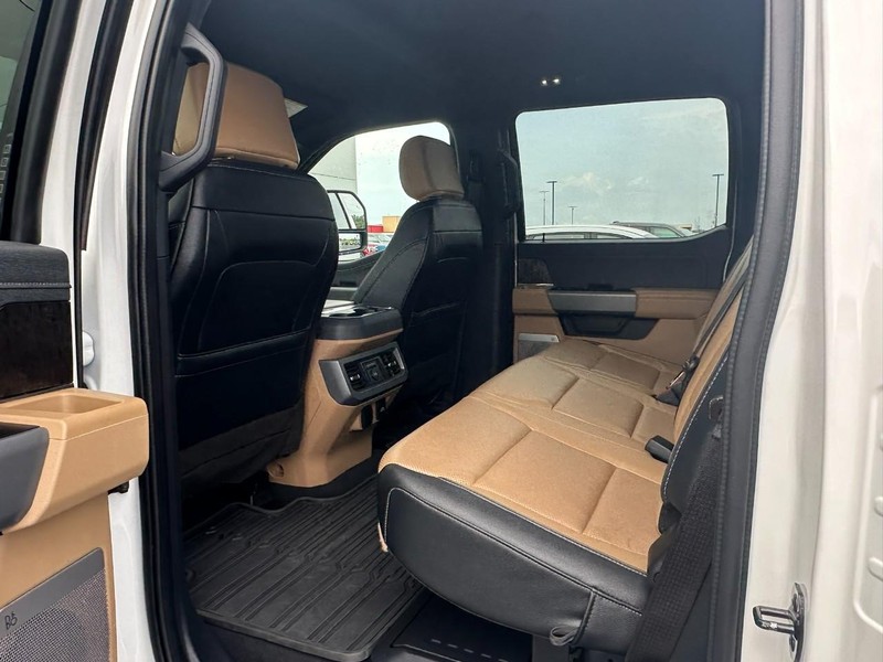 Ford Super Duty F-250 SRW Vehicle Full-screen Gallery Image 14