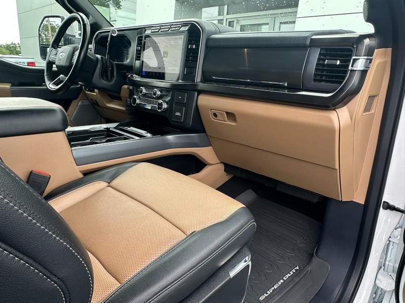 Ford Super Duty F-250 SRW Vehicle Full-screen Gallery Image 16