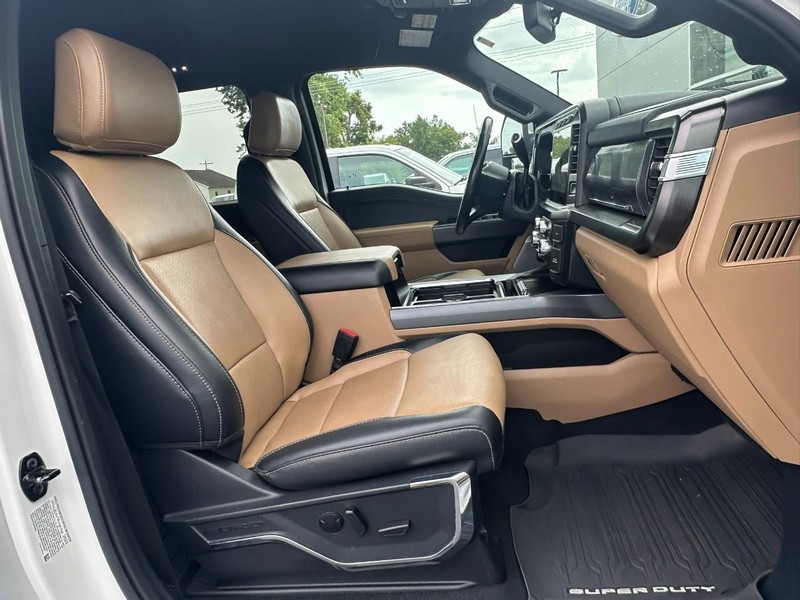 Ford Super Duty F-250 SRW Vehicle Full-screen Gallery Image 17