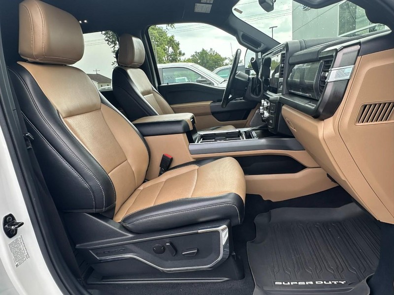 Ford Super Duty F-250 SRW Vehicle Full-screen Gallery Image 18