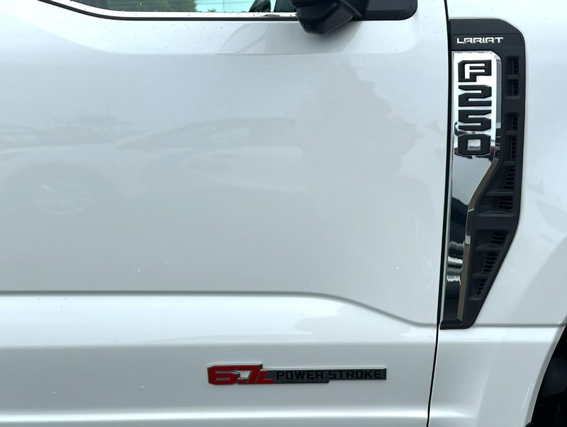 Ford Super Duty F-250 SRW Vehicle Full-screen Gallery Image 19