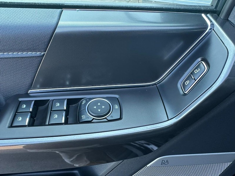 Ford F-150 Vehicle Full-screen Gallery Image 09