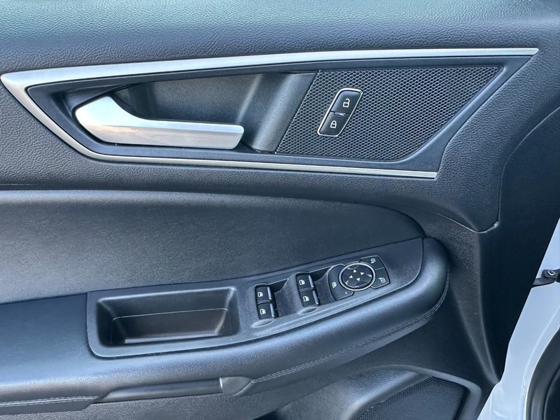 Ford Edge Vehicle Full-screen Gallery Image 09