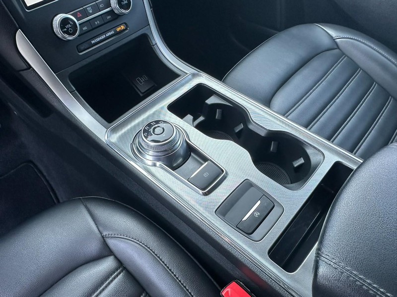 Ford Edge Vehicle Full-screen Gallery Image 10