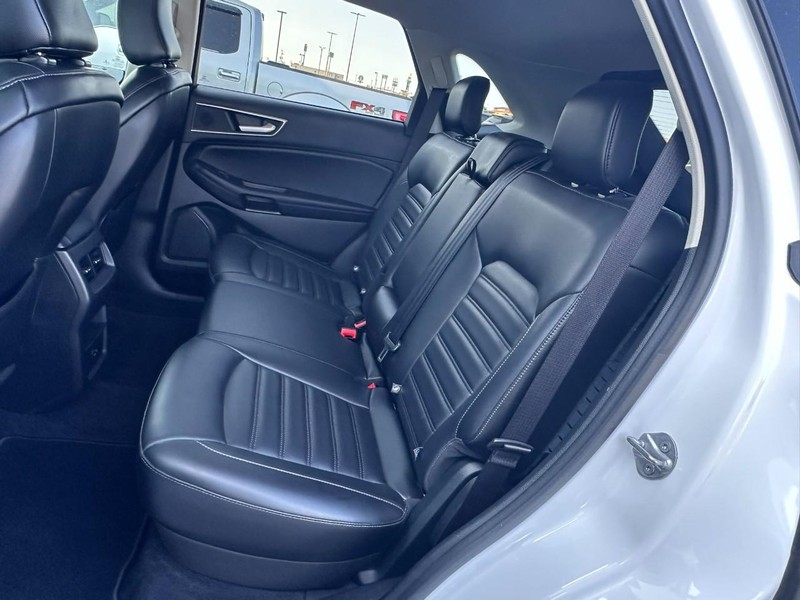 Ford Edge Vehicle Full-screen Gallery Image 11