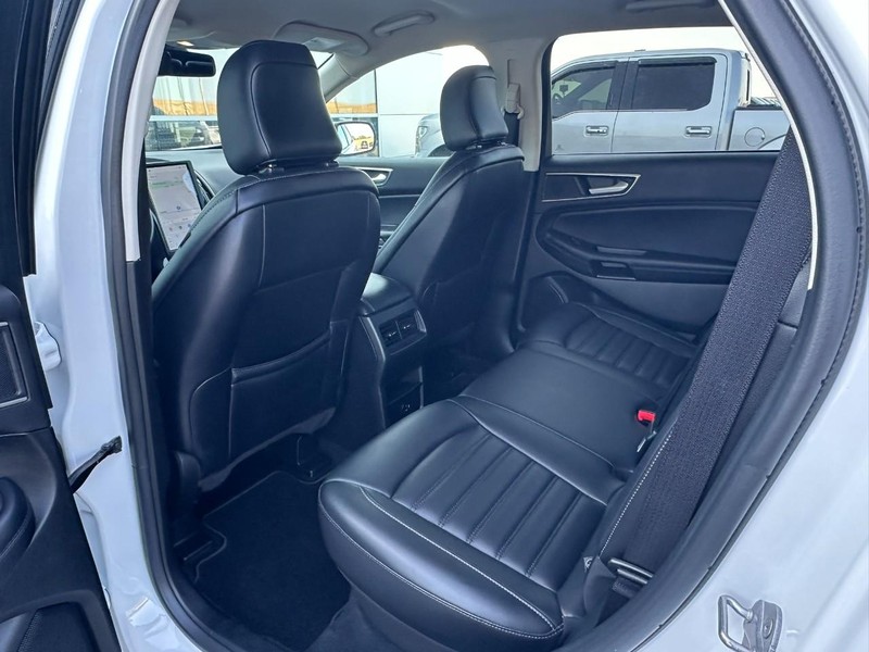 Ford Edge Vehicle Full-screen Gallery Image 12