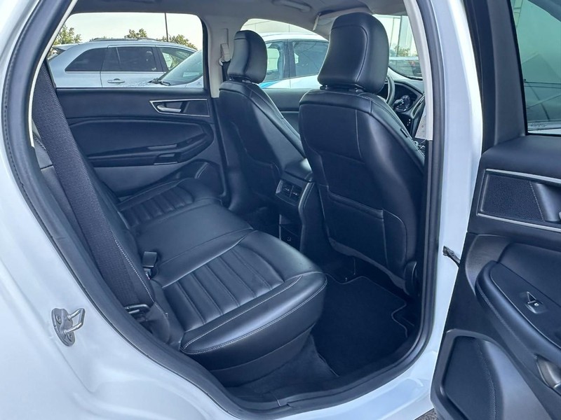 Ford Edge Vehicle Full-screen Gallery Image 13