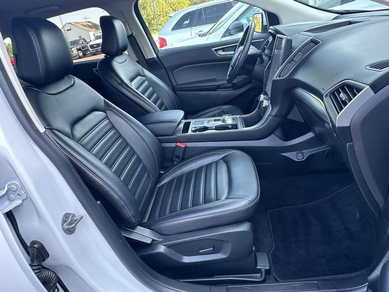 Ford Edge Vehicle Full-screen Gallery Image 15