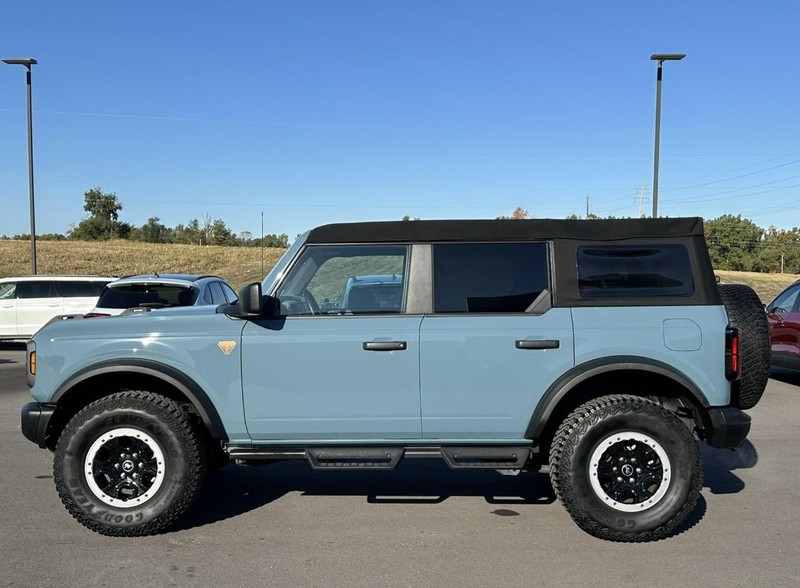 Ford Bronco Vehicle Full-screen Gallery Image 05