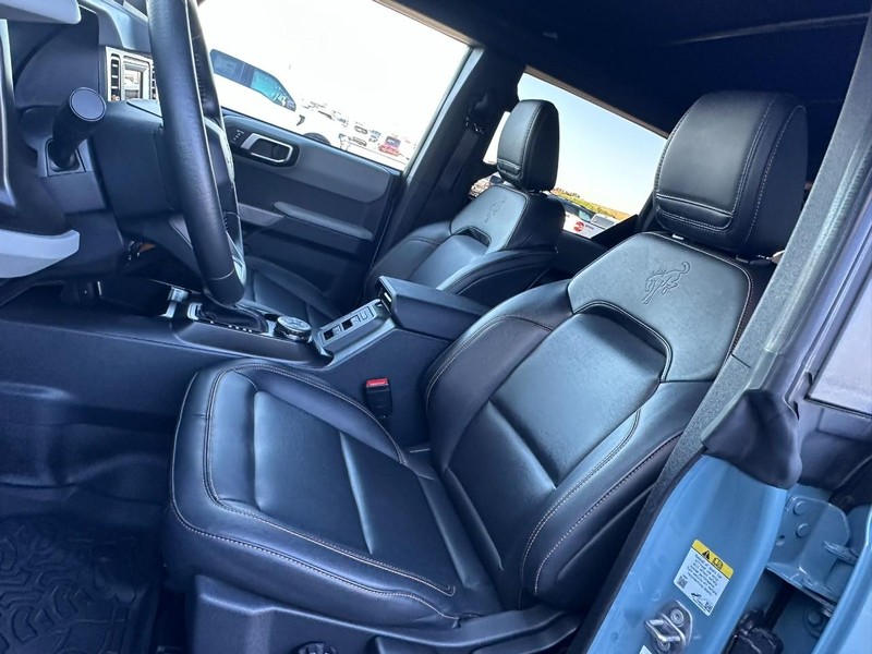 Ford Bronco Vehicle Full-screen Gallery Image 08