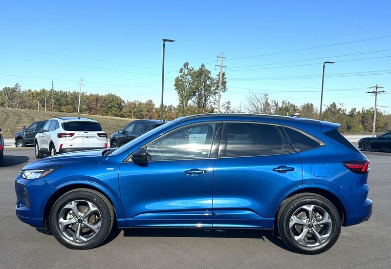 Ford Escape Vehicle Full-screen Gallery Image 05