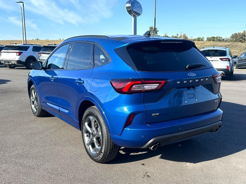 Ford Escape Vehicle Full-screen Gallery Image 06